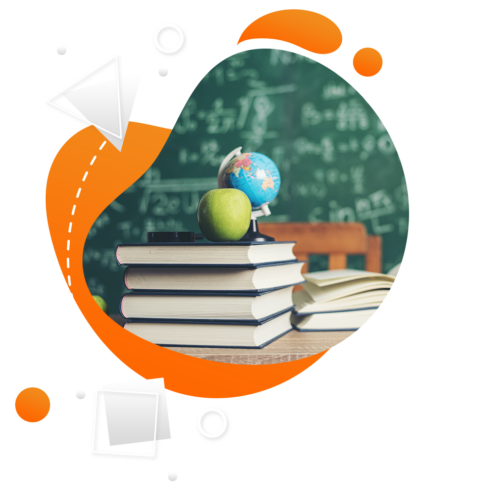 Abstrakcyjny projekt edukacyjny przedstawiający stos książek z jabłkiem i małą kulą ziemską na górze, ustawiony na tablicy z równaniami matematycznymi. Geometryczne kształty i żywe kolory zdobią ramę. {{brizy_dc_image_alt imageSrc=